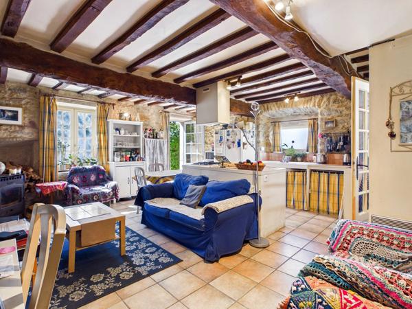 Ensemble de bâtiments de caractère comprenant une résidence principale, une maison d'amis et des jardins arborés