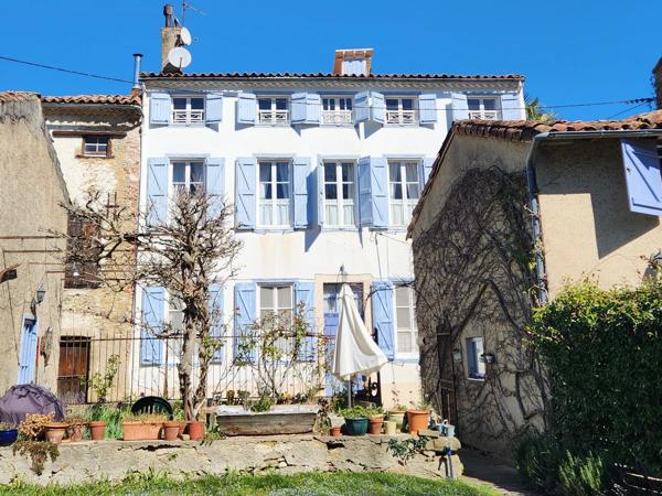 Ensemble de bâtiments de caractère comprenant une résidence principale, une maison d'amis et des jardins arborés