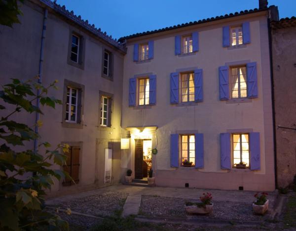 Ensemble de bâtiments de caractère comprenant une résidence principale, une maison d'amis et des jardins arborés