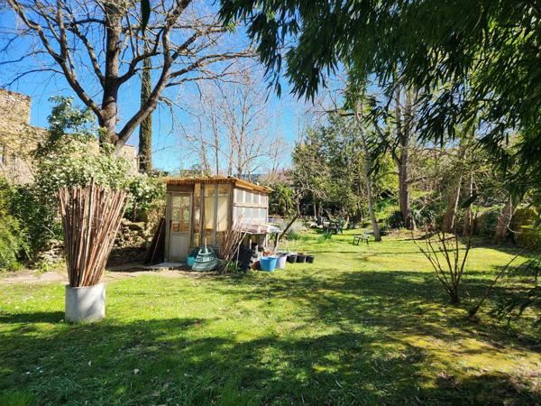 Ensemble de bâtiments de caractère comprenant une résidence principale, une maison d'amis et des jardins arborés