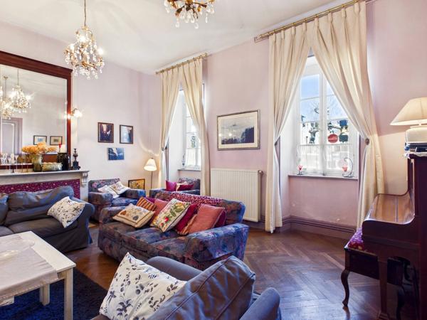 Ensemble de bâtiments de caractère comprenant une résidence principale, une maison d'amis et des jardins arborés