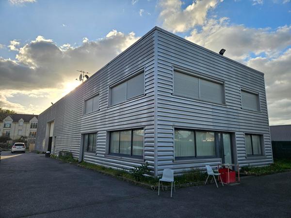 A louer bâtiment indépendant bureaux et entrepôt de 546m2 sur 1357m² de terrain