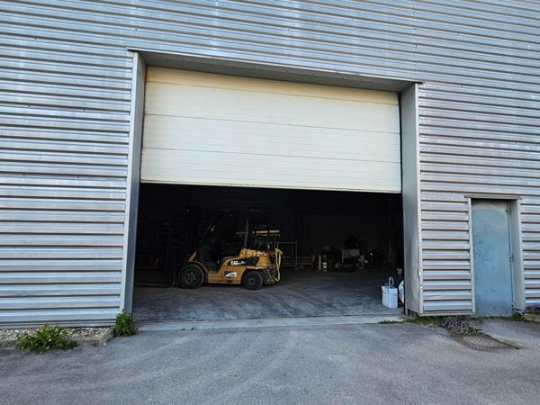 A louer bâtiment indépendant bureaux et entrepôt de 546m2 sur 1357m² de terrain