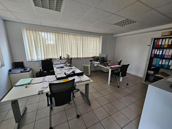 A louer bâtiment indépendant bureaux et entrepôt de 546m2 sur 1357m² de terrain