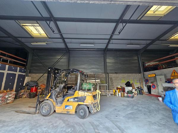 A louer bâtiment indépendant bureaux et entrepôt de 546m2 sur 1357m² de terrain