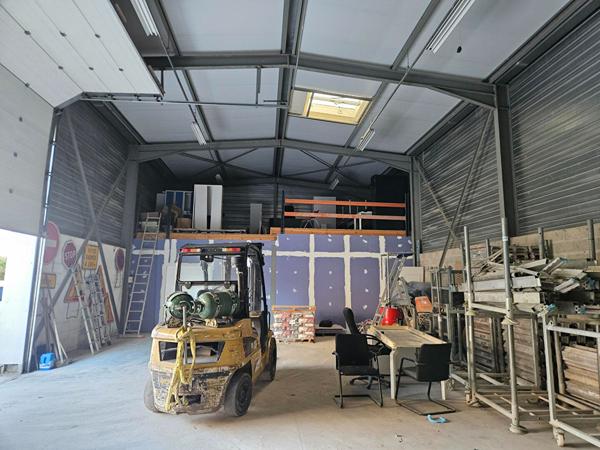 A louer bâtiment indépendant bureaux et entrepôt de 546m2 sur 1357m² de terrain