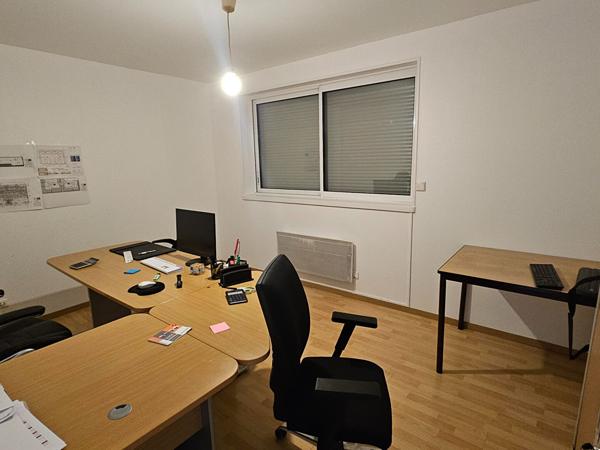 A louer bâtiment indépendant bureaux et entrepôt de 546m2 sur 1357m² de terrain