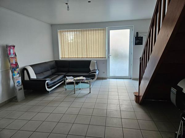 A louer bâtiment indépendant bureaux et entrepôt de 546m2 sur 1357m² de terrain