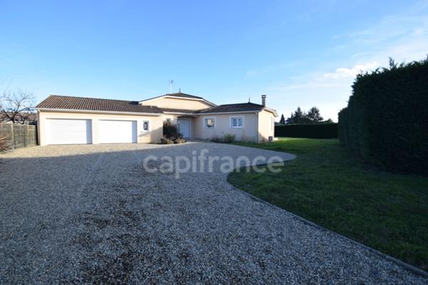 Maison de plain-pied, 4 chambres, double garage, jardin