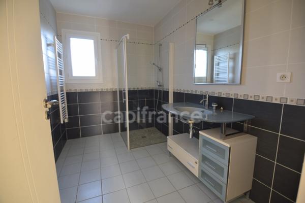 Maison de plain-pied, 4 chambres, double garage, jardin