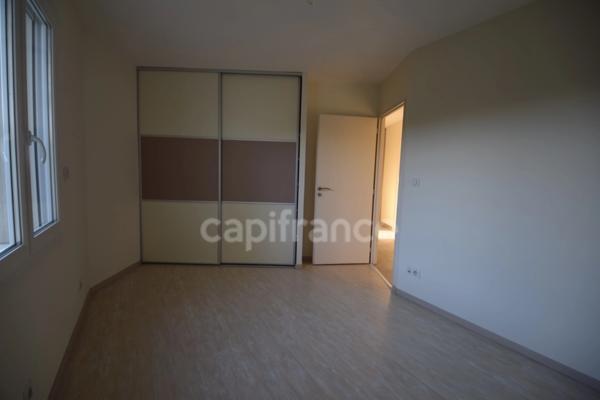 Maison de plain-pied, 4 chambres, double garage, jardin