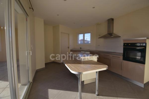 Maison de plain-pied, 4 chambres, double garage, jardin