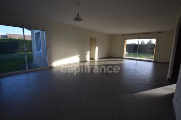 Maison de plain-pied, 4 chambres, double garage, jardin