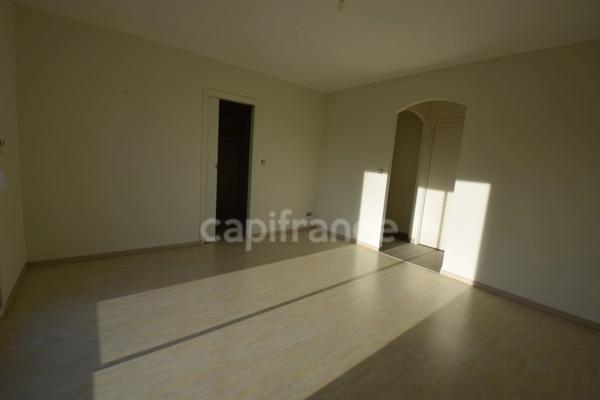 Maison de plain-pied, 4 chambres, double garage, jardin