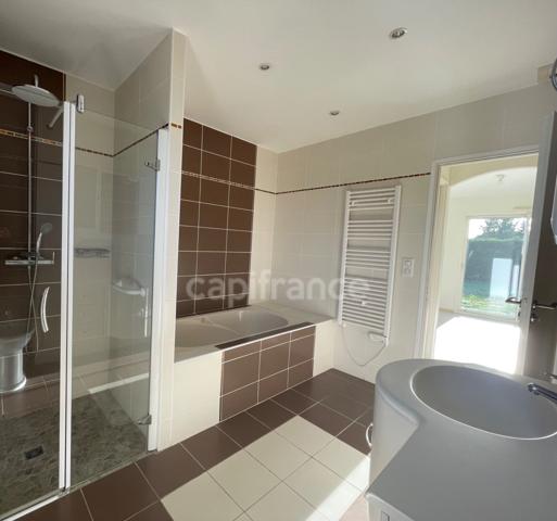 Maison de plain-pied, 4 chambres, double garage, jardin