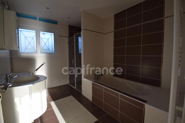 Maison de plain-pied, 4 chambres, double garage, jardin