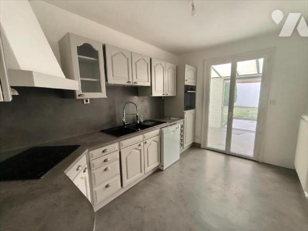 Cette maison se situe au Vaudreuil, proche de toutes les commodités. Elle se compose d'une entr...