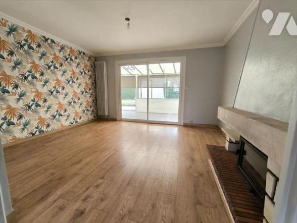 Cette maison se situe au Vaudreuil, proche de toutes les commodités. Elle se compose d'une entr...