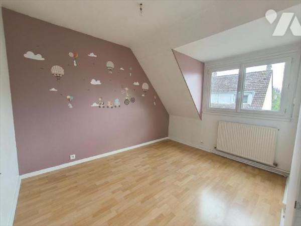 Cette maison se situe au Vaudreuil, proche de toutes les commodités. Elle se compose d'une entr...