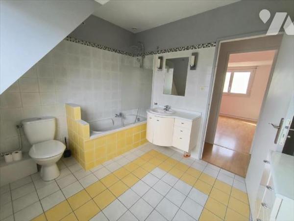 Cette maison se situe au Vaudreuil, proche de toutes les commodités. Elle se compose d'une entr...