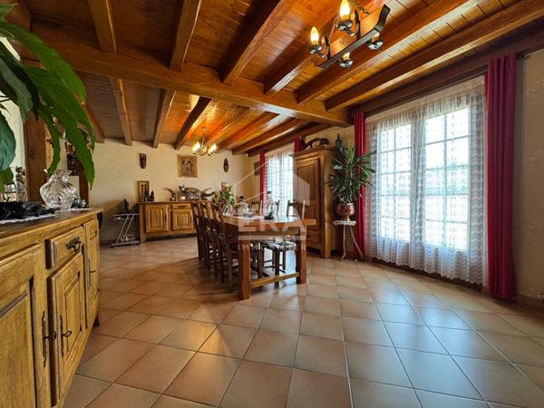 A vendre, sur les hauteurs de Périgueux, vaste Maison type 8 avec terrain paysagé & garage