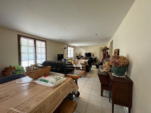 A vendre, sur les hauteurs de Périgueux, vaste Maison type 8 avec terrain paysagé & garage