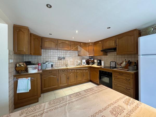 A vendre, sur les hauteurs de Périgueux, vaste Maison type 8 avec terrain paysagé & garage