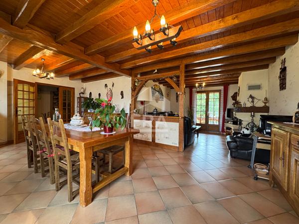 A vendre, sur les hauteurs de Périgueux, vaste Maison type 8 avec terrain paysagé & garage