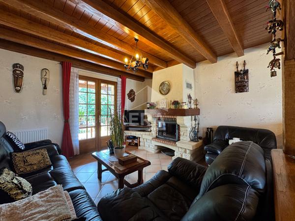 A vendre, sur les hauteurs de Périgueux, vaste Maison type 8 avec terrain paysagé & garage