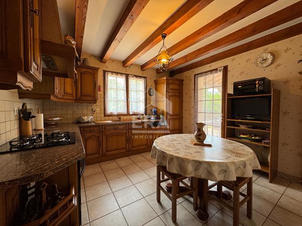 A vendre, sur les hauteurs de Périgueux, vaste Maison type 8 avec terrain paysagé & garage