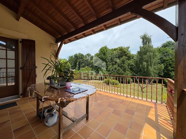 A vendre, sur les hauteurs de Périgueux, vaste Maison type 8 avec terrain paysagé & garage