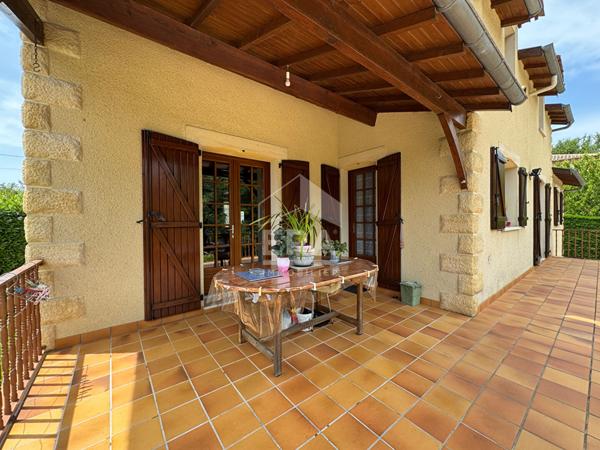 A vendre, sur les hauteurs de Périgueux, vaste Maison type 8 avec terrain paysagé & garage