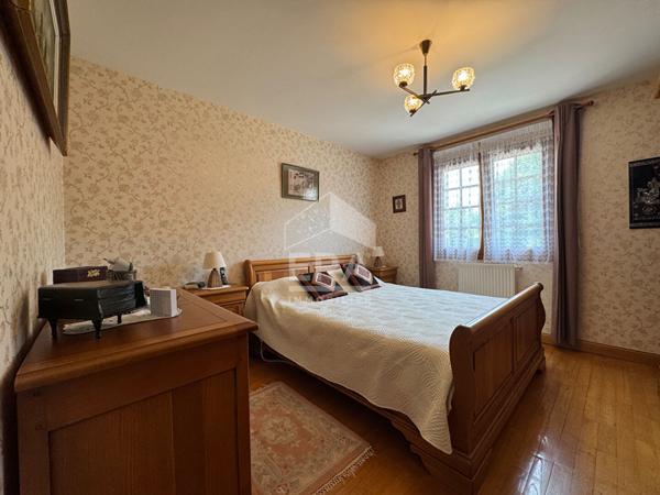 A vendre, sur les hauteurs de Périgueux, vaste Maison type 8 avec terrain paysagé & garage