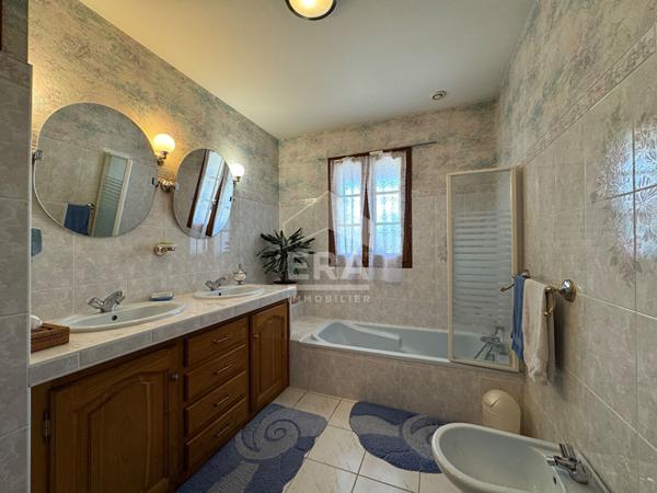 A vendre, sur les hauteurs de Périgueux, vaste Maison type 8 avec terrain paysagé & garage