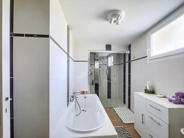 A vendre, au Gua, maison charentaise de 224 m², 4 chambres, sur un terrain de 677 m²