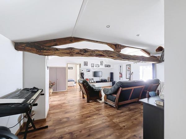 A vendre, au Gua, maison charentaise de 224 m², 4 chambres, sur un terrain de 677 m²