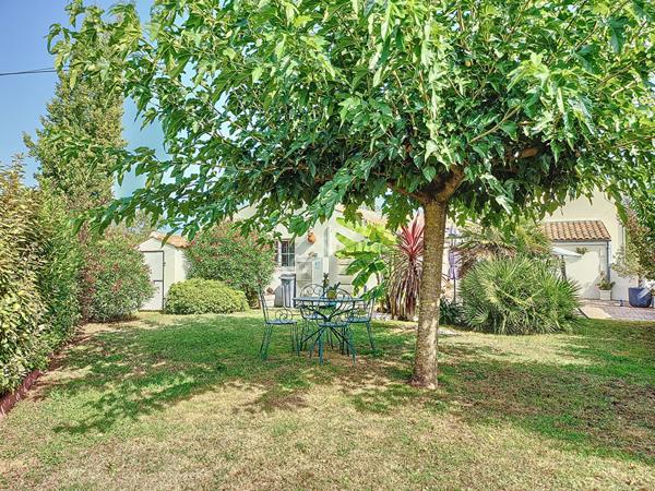 A vendre, au Gua, maison charentaise de 224 m², 4 chambres, sur un terrain de 677 m²