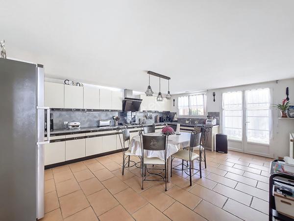 A vendre, au Gua, maison charentaise de 224 m², 4 chambres, sur un terrain de 677 m²