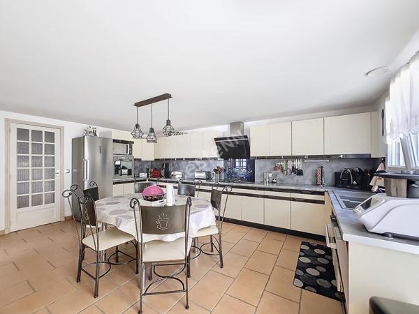 A vendre, au Gua, maison charentaise de 224 m², 4 chambres, sur un terrain de 677 m²