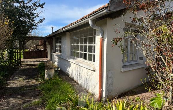 Maison à rénover 61 m2 avec terrain de 1200 m2, garage et possibilités de division