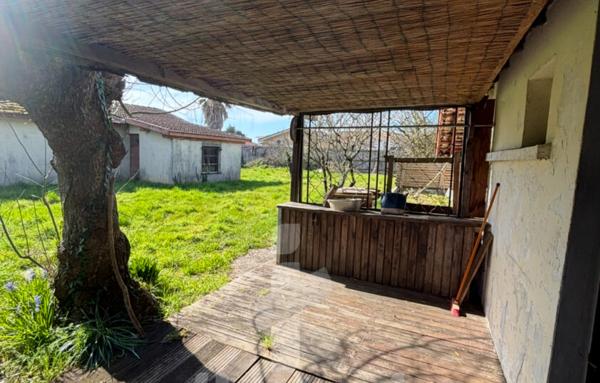 Maison à rénover 61 m2 avec terrain de 1200 m2, garage et possibilités de division