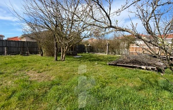 Maison à rénover 61 m2 avec terrain de 1200 m2, garage et possibilités de division