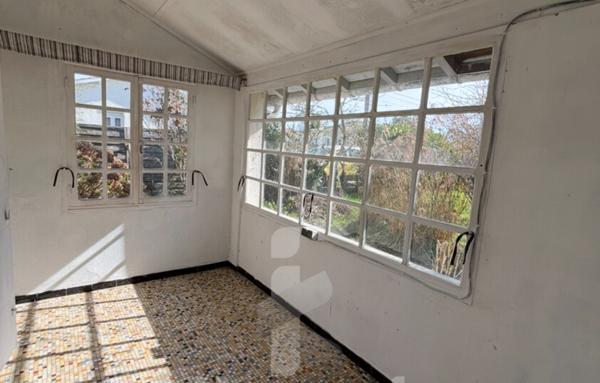 Maison à rénover 61 m2 avec terrain de 1200 m2, garage et possibilités de division