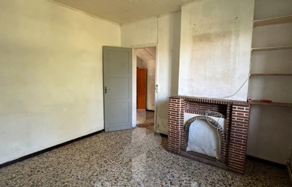 Maison à rénover 61 m2 avec terrain de 1200 m2, garage et possibilités de division