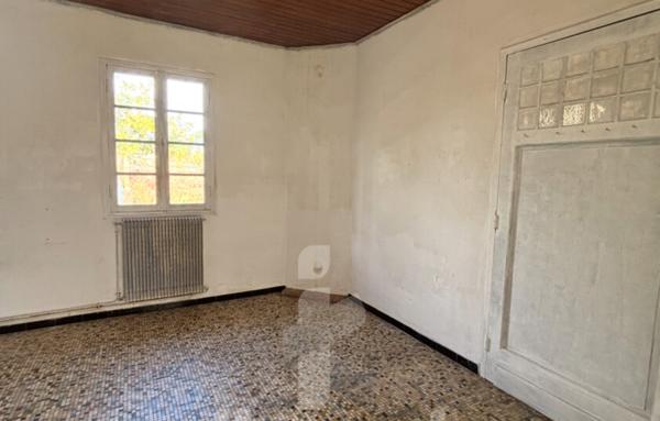 Maison à rénover 61 m2 avec terrain de 1200 m2, garage et possibilités de division