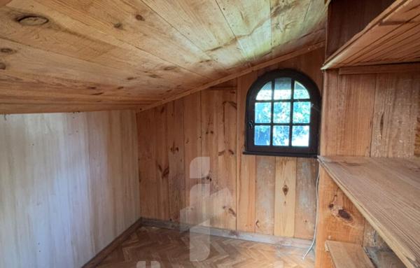 Maison à rénover 61 m2 avec terrain de 1200 m2, garage et possibilités de division
