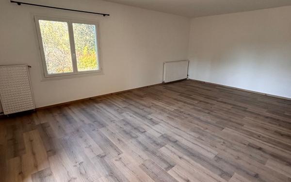 Appartement à louer    5 pièces •  Nîmes