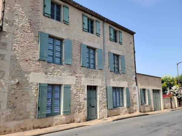 Maison d'exception rénovée, accès à la rivière.