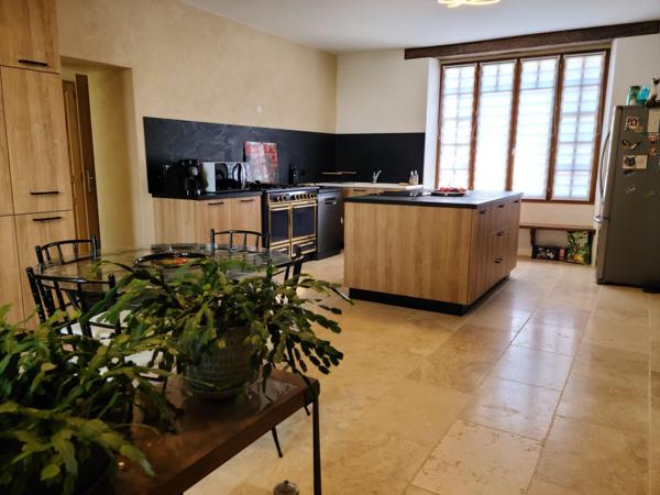 Maison d'exception rénovée, accès à la rivière.