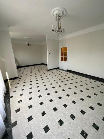 Maison, 4 chambres, jardin, garage.